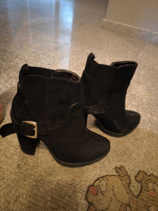 Черни боти на ток