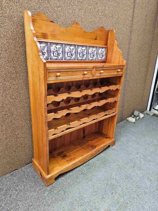 Шкаф за вино изработен изцяло от дърво