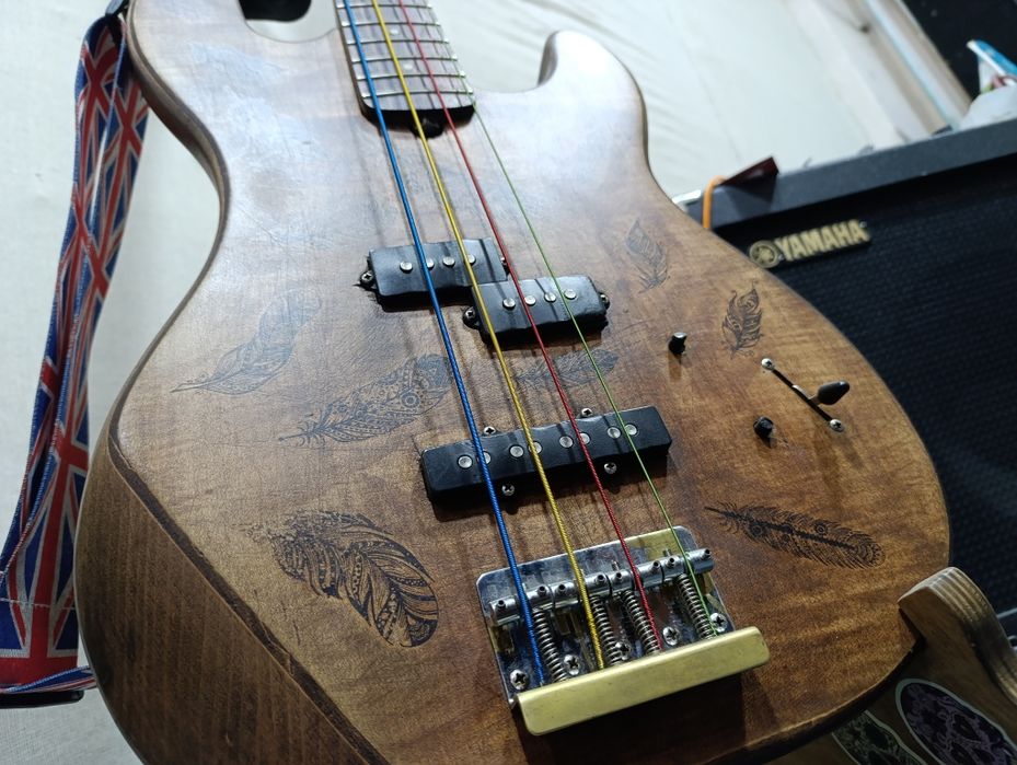 Продаю бас гитару Action 2002 срочно