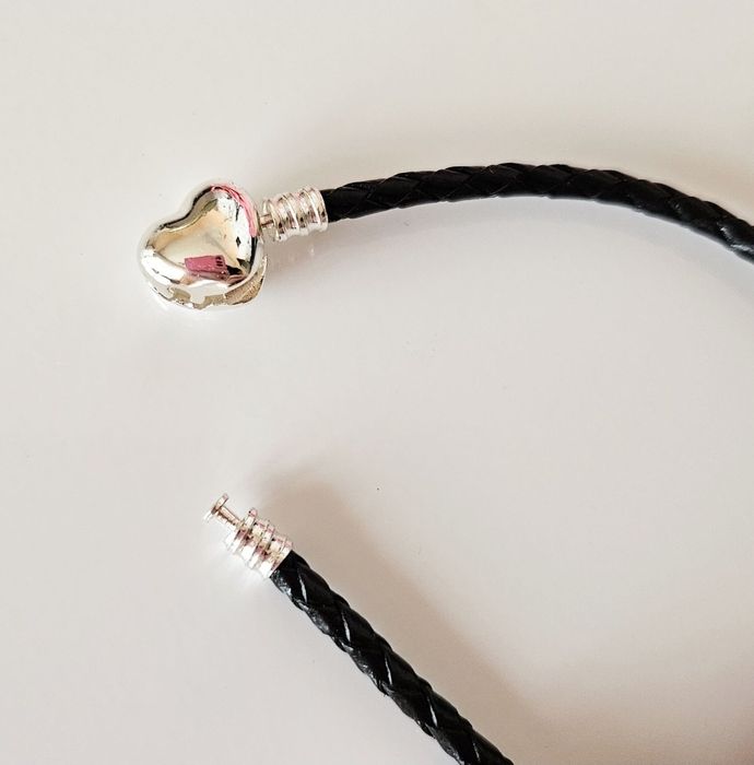 Кожена гривна със сребърно сърце