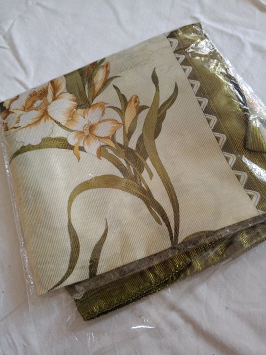 Zarli gullar chizilgan ro'mol sotaman