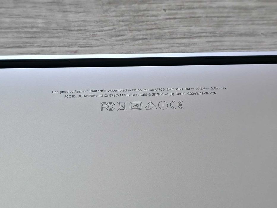 MacBook Pro 13" (2017) / i5 3.1 GHz / Touchbar / 256GB / 8 RAM