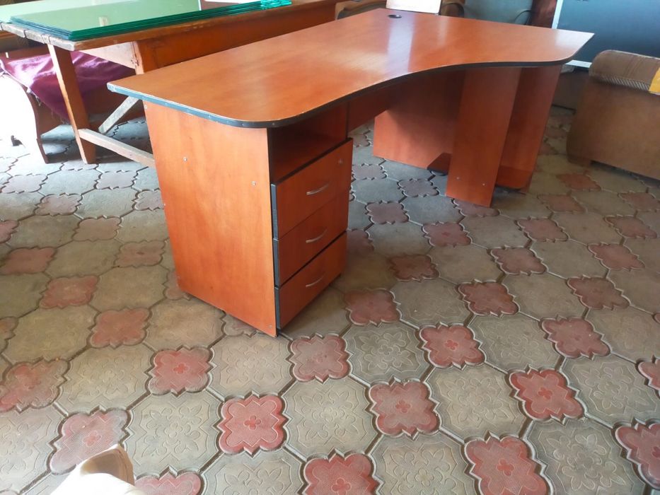 Удобный офисный стол