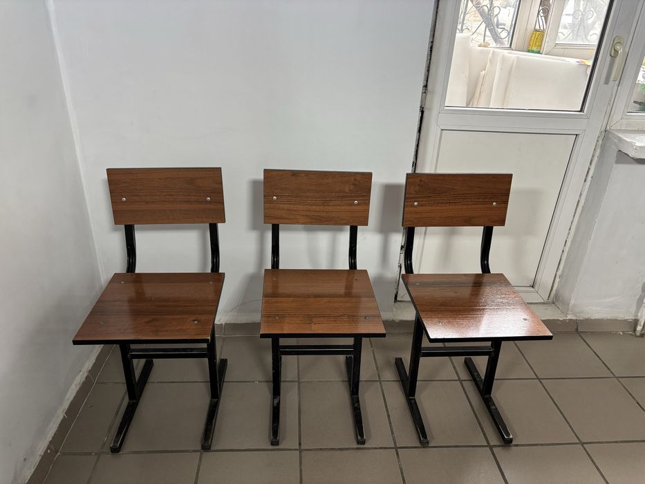 Продам парту , стол , стульями