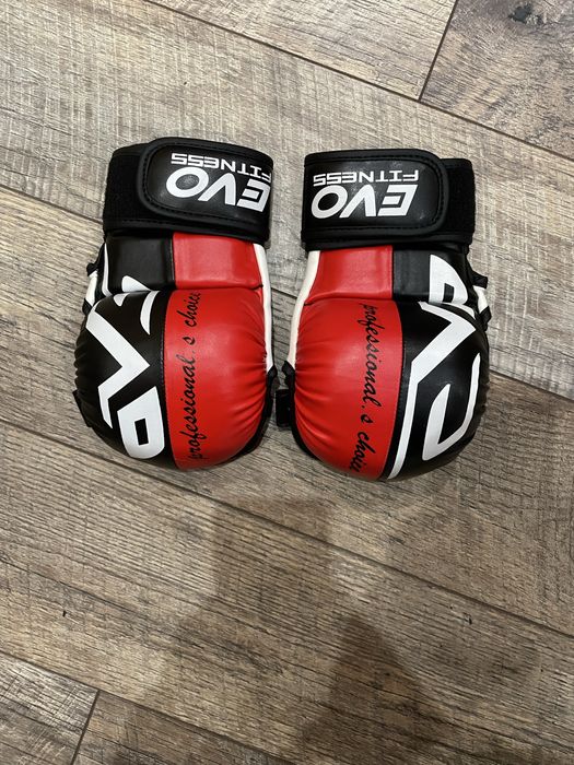 Боксови ръкавици чорапи и протектори на Venum Evo