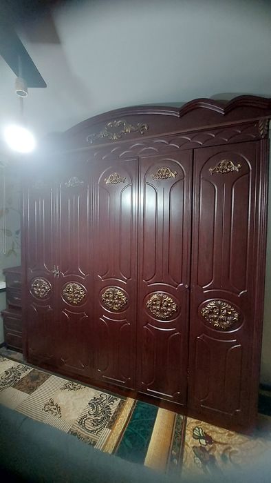 Спальни гарнитур сотилади,  хамма комплекти билан бирга сотилади