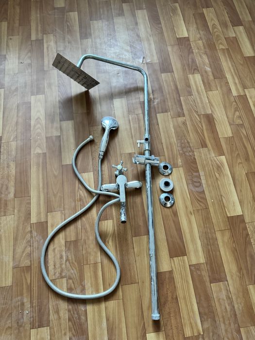 Продам!!! Смеситель со стойкой.