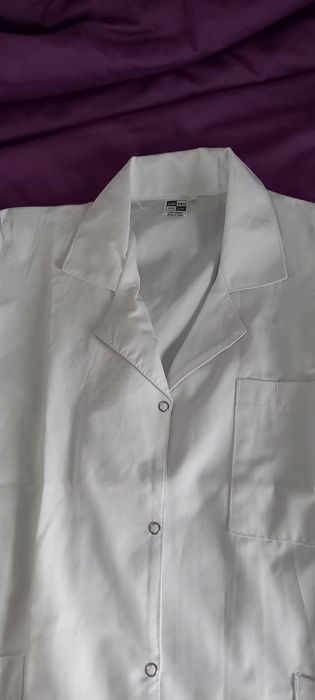 Медицинский белый халат.