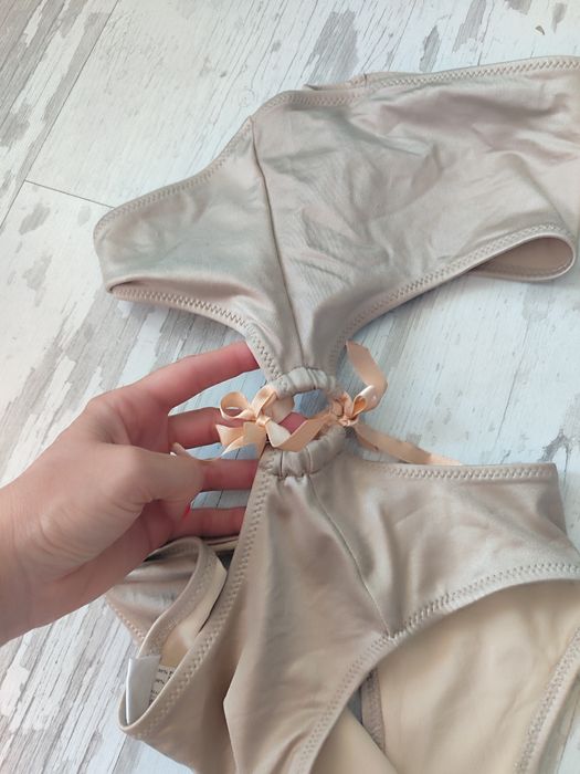 Цял   бански   страхотен е .