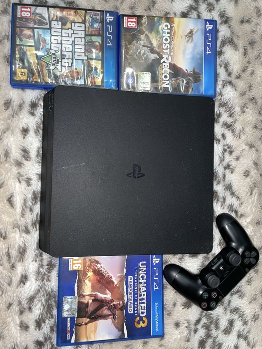 Consolă PS4 + 3 jocuri