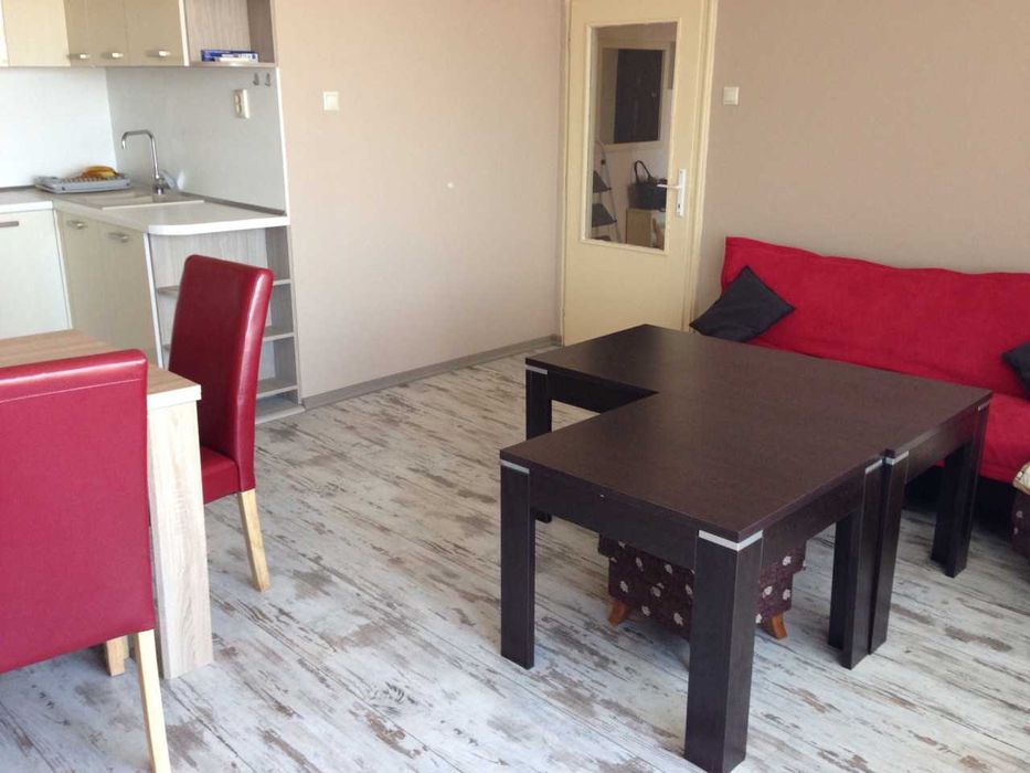 Тристаен апартамент във Въстанически (до Събота пазара)