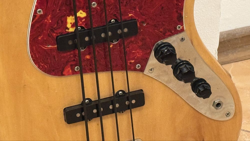 Фретлес бас китара