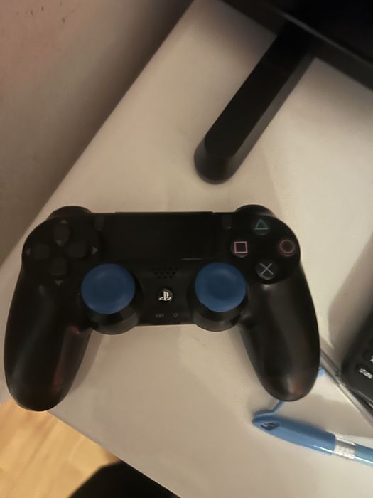 Se vinde ps 4  cu un joc performant