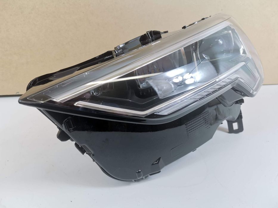Ауди Q3 / Audi Q3 F3 Ляв фар Led оригинален, в добро състояние