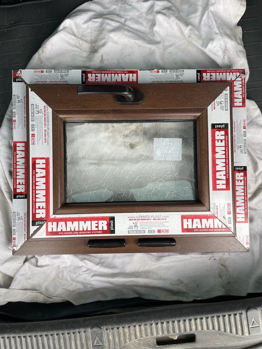 ПВЦ/PVC прозорец за баня/тоалетна . Орех