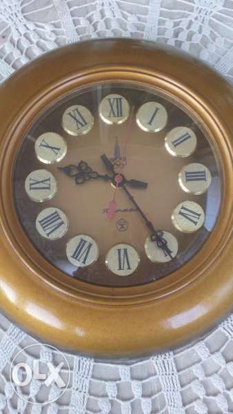 Стар стенен часовник - електро-механичен