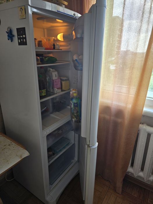 Продам холодильник indesit