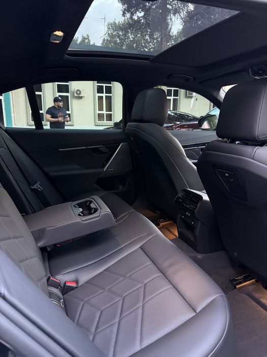 Bmw 530i M- paket 2025 yil Benzin Gibrid  5 litr rasxod qiladi