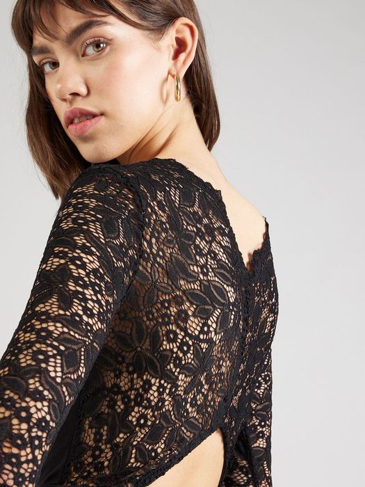 Къса черна рокля с дантела About you