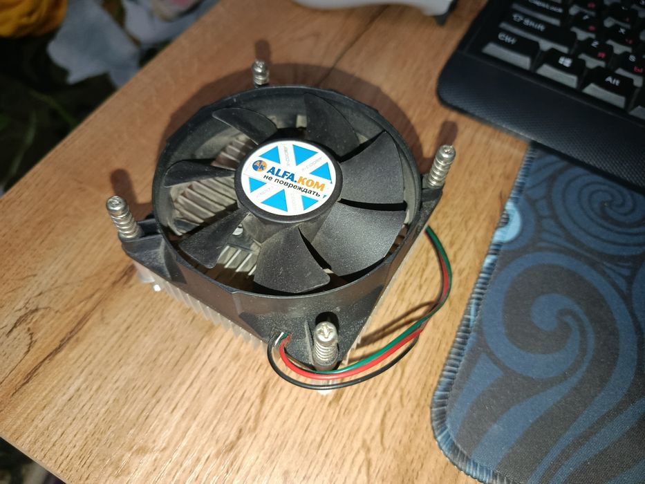 Комплект Socket 775: Процессор Intel Pentium E5300 + Кулер