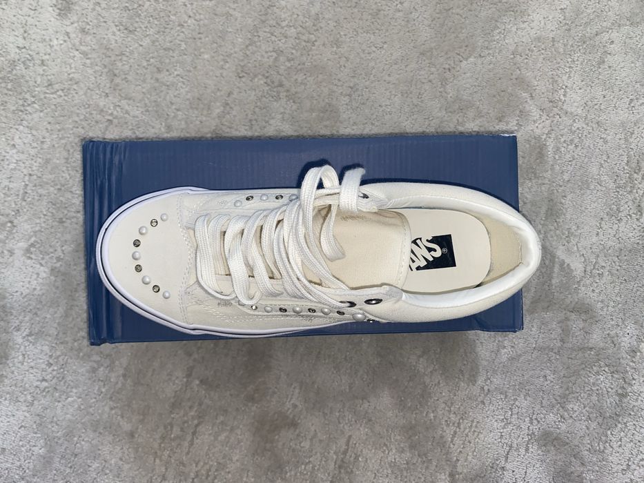 vans pearlized white