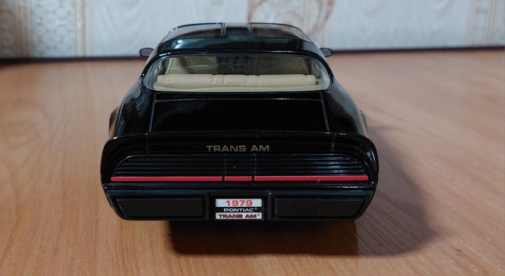 Коллекционная  модель автомобиля 1-18