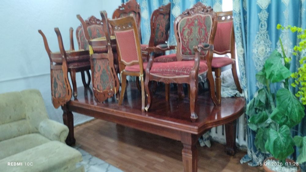 Мебель для зала шкаф,стол,стуля