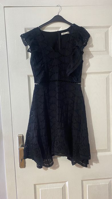 Къса черна рокля