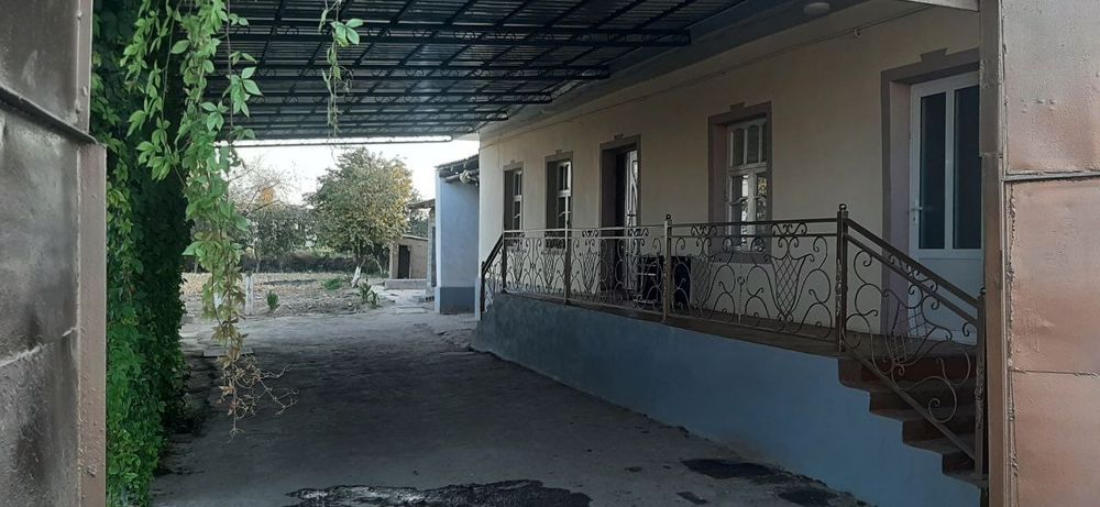 Чиноз туманида 13 сотих, 3 хона, хаммом туалет, уй сотилади