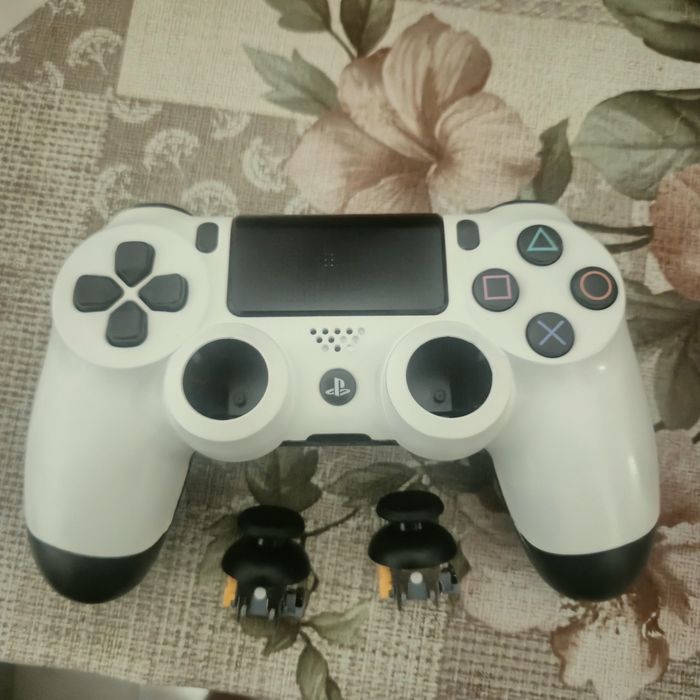 Продавам контролер за ps4 за части.