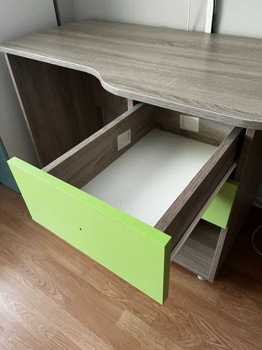 Продавам ученическо бюро