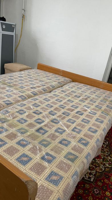 Продам двуспальную  кровать с матрасами