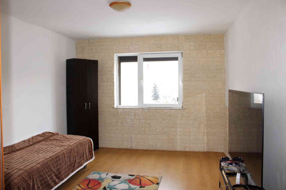 Vând camera de cămin . Bartolomeu Str . Lâni - Mai multe