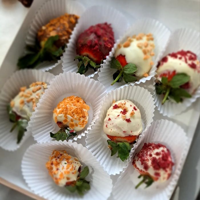 Финики и клубника в шоколаде