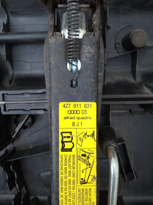 Автомобильный домкрат