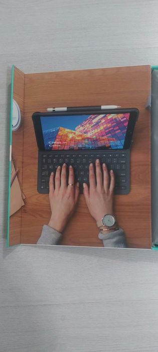 Калъф с клавиатура Logitech Slim Folio за iPad Air (3-то поколение)