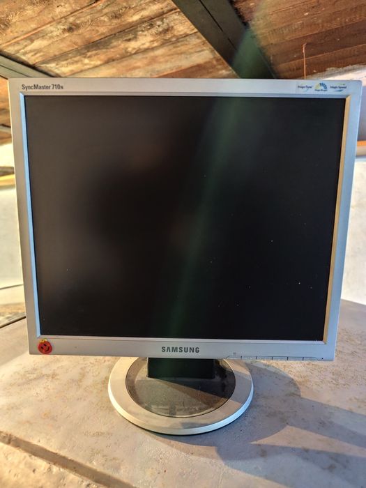 Монитор 17 дюймон рабочий