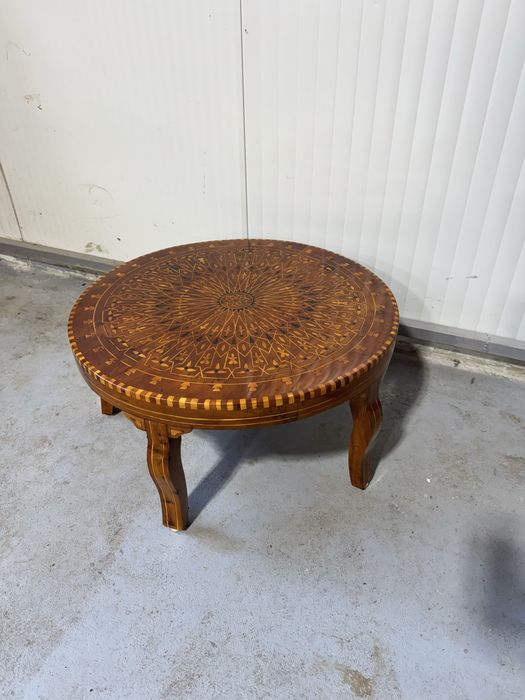 Masuta pentru cafea cu intarsii si fileuri