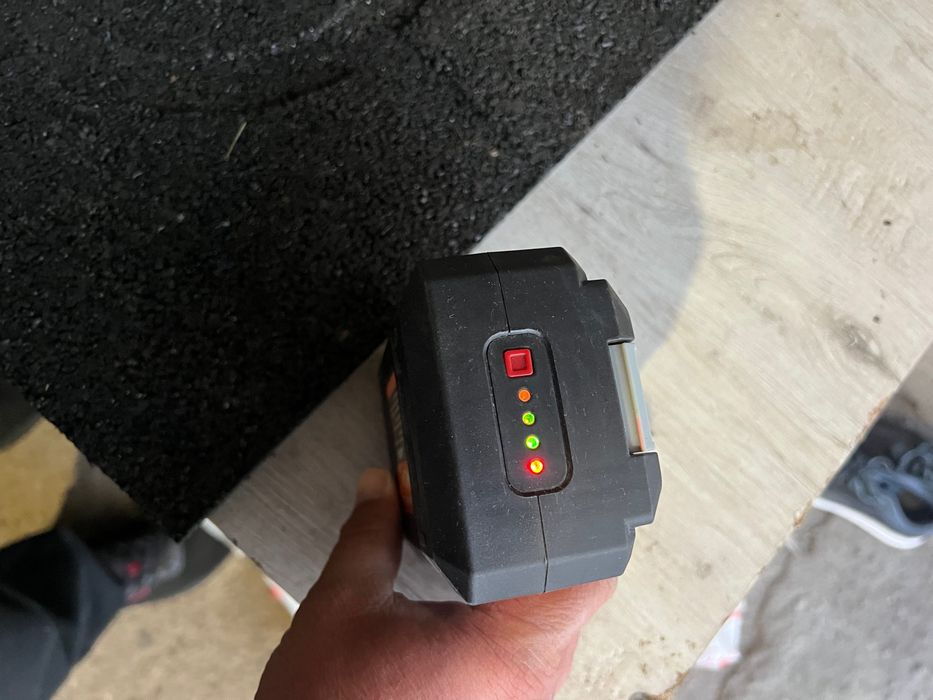 Pompa de stropit pomi cu acumulator