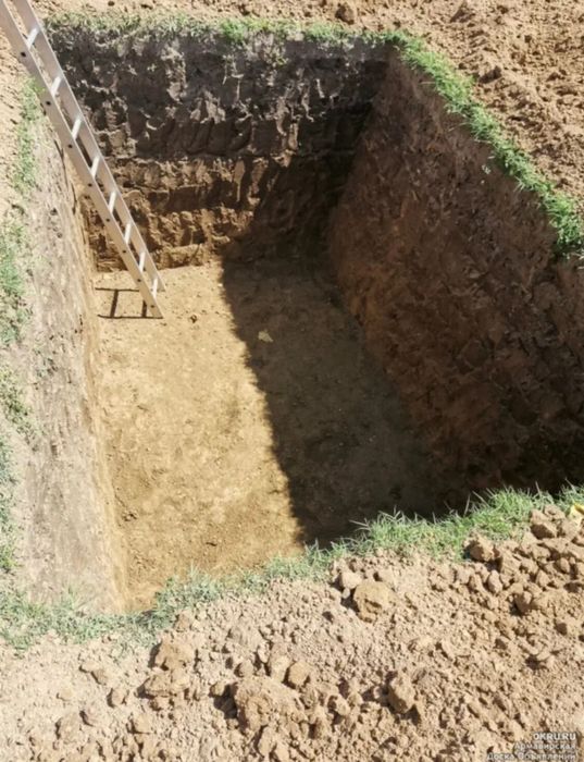 Копка грунта вручную .