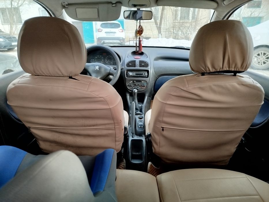 Машина Пежо 206.