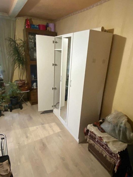 Шкаф белого цвета с зеркалом