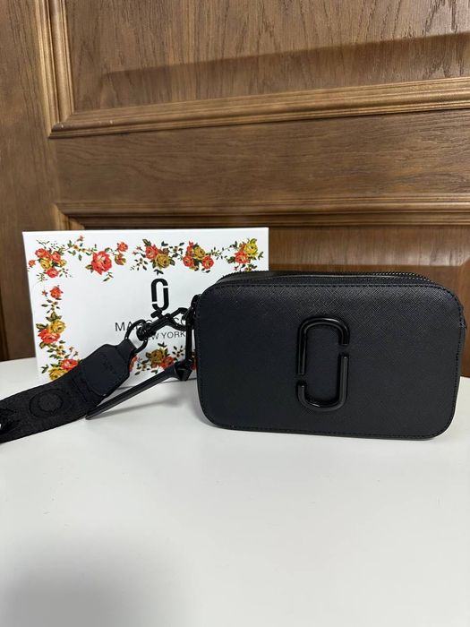 Черная сумочка с ремешком