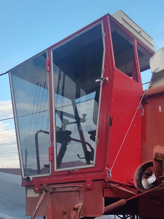 Vând cabina combina International