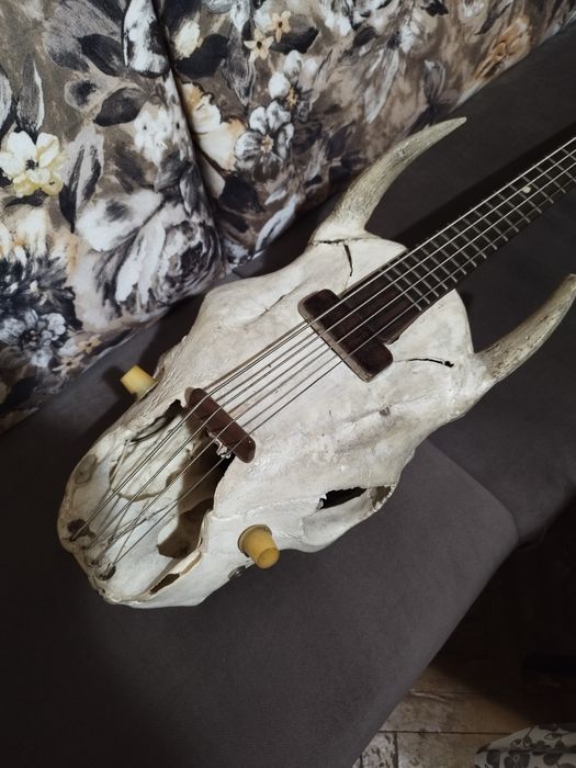 Електрически бас китара "Череп"