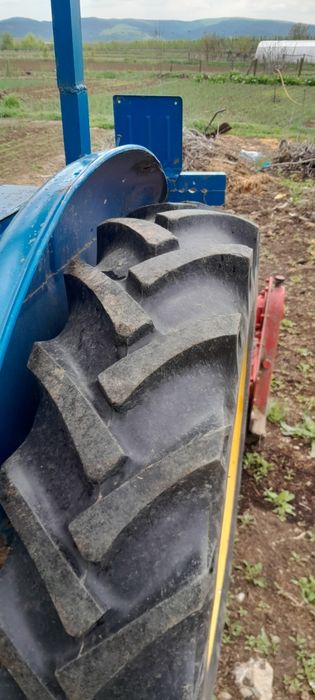 Vând tractor landini
