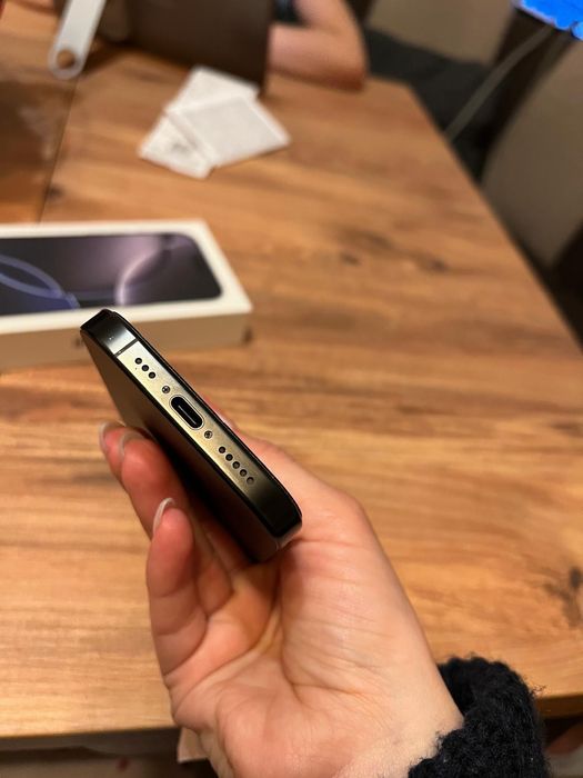 İphone 16 pro BLACK titanium