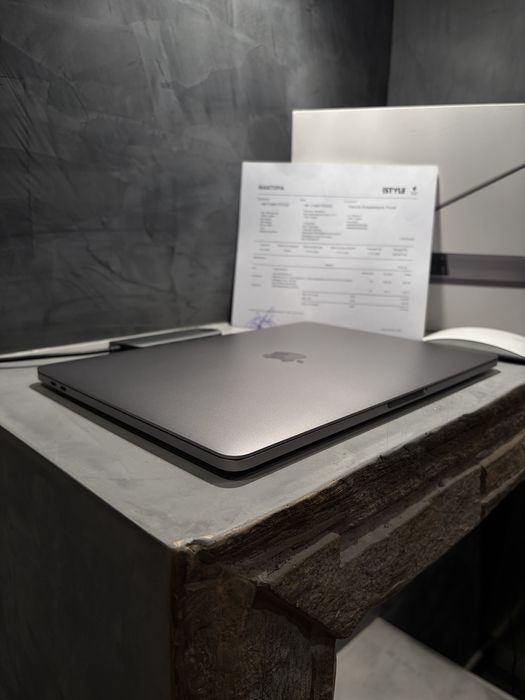 КАТО ЧИСТО НОВ Macbook Pro 13.3" + Magic Mouse + USB C HUB