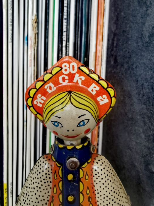 Антикварна колекция навиваща играчка фигура матрьошка кукла метална