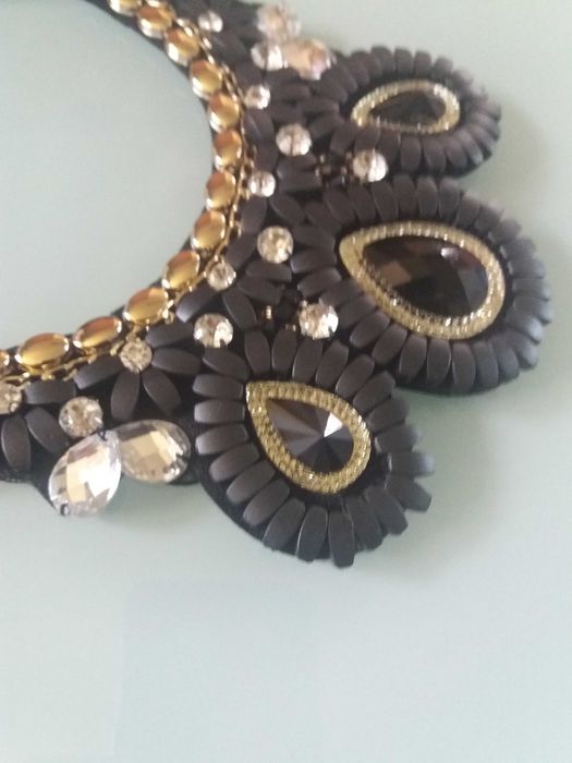 colier agate mov si verzi  -100 lei si colier negru cu pietre - 50 lei